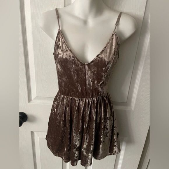 LA Hearts Velour Shorts Romper Womens Size S Boho Glam Brown Strappy - Picture 2 of 5